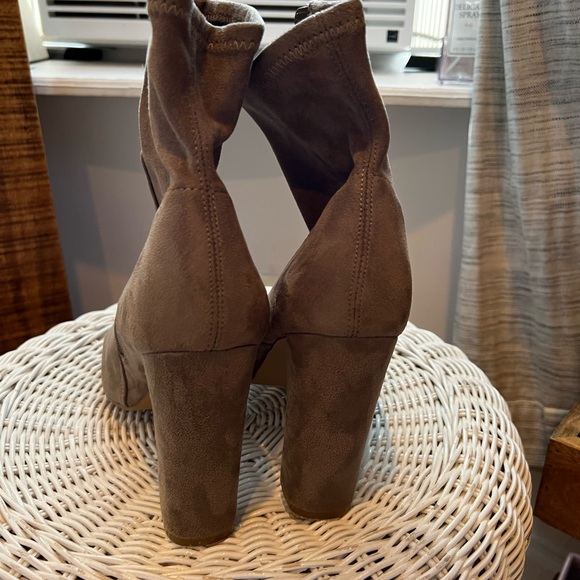Steve Madden beige suede booties - size 9.5 - Picture 2 of 4